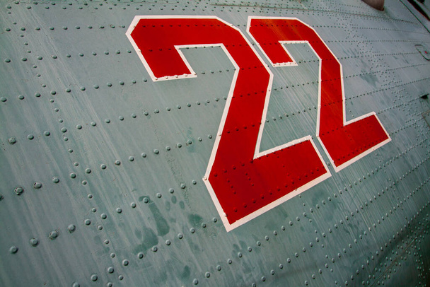 Деталь фюзеляжа военной авиации. Двадцать два
 - Фото, изображение