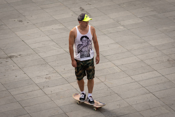 Beijing / China - August 21, 2016: Skater with a skateboard in modern Sanlitun area of Chaoyang district in central Beijing, China - Foto, imagen