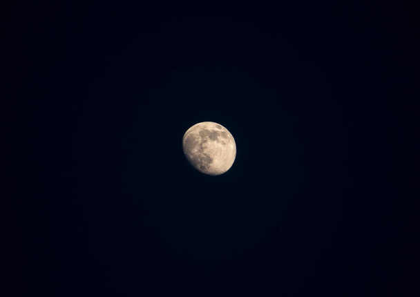 δορυφόρος της γης, το φεγγάρι στο σκοτεινό νυχτερινό ουρανό. - Φωτογραφία, εικόνα
