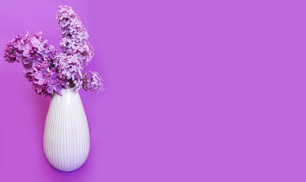 florero ramo de lilas sobre un fondo de color
 - Foto, Imagen
