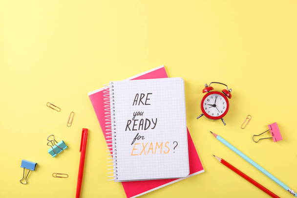 Composición sobre el tema "¿Estás listo para los exámenes" en una vista superior de fondo de color
 - Foto, Imagen