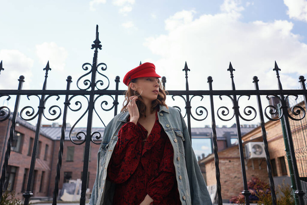 Портрет модна жінка вулична мода
 - Фото, зображення