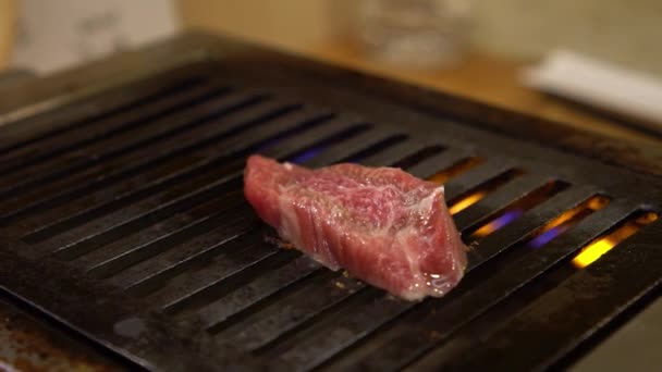 Slow Motion of premium and fresh wagyu beef raw sliced served for japanese barbecue of Sukiyaki. Yakiniku is a Japan style grilled for meat. Shabu BBQ -Dan - Imágenes, Vídeo