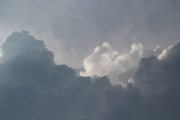 Μαύρο σύννεφο και καταιγίδα πριν από βροχερή - Φωτογραφία, εικόνα