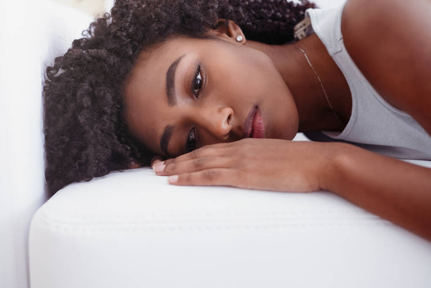 Triste jovem mulher negra retrato sentimento emoções negativas
 - Foto, Imagem