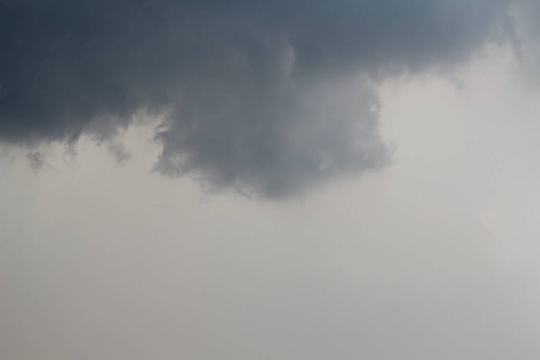 Zwarte wolk en onweer voor regen - Foto, afbeelding