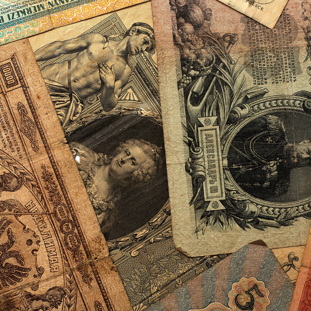 古いヴィンテージの様々な銀行券からの背景。海外からのレトロな紙幣の回収. - 写真・画像