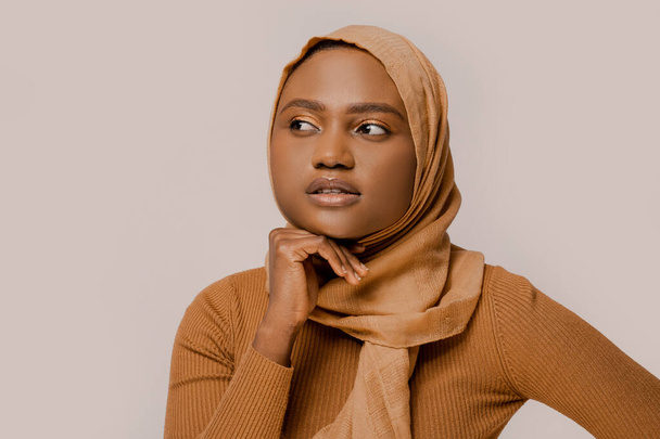 Muszlim nő gyönyörű afrikai etnikum visel hagyományos hidzsáb, hagyományos keleti arab iszlám vallási ruhák. Fehér stúdió háttérrel. Emberek és vallás. Magabiztos okos muszlim nő - Fotó, kép