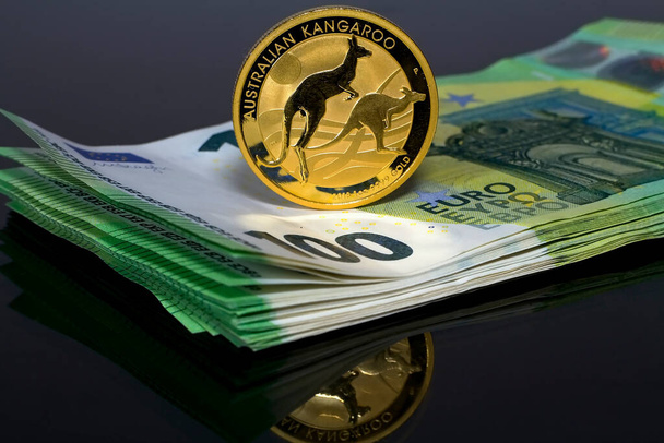 Australische Kangoeroe - een gouden munt geplaatst op geld geldig in de Europese Unie ter waarde van 100 euro. De Gouden Eeuw - Goud vervangt papier Geld. - Foto, afbeelding