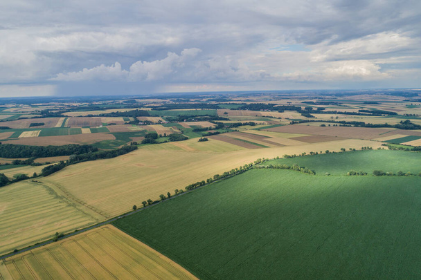 Vesnice venkovské farmářské tvary v poli letecké drone fotografie - Fotografie, Obrázek