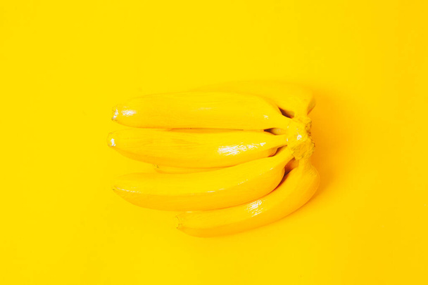 jasny żółty banan na żółtym tle widok z góry - Zdjęcie, obraz