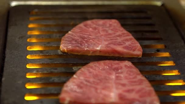 Slow Motion of premium and fresh wagyu beef raw sliced served for Japanese barbecue of Sukiyaki. Yakiniku to japoński styl grillowany na mięso. Shabu BBQ -Dan - Materiał filmowy, wideo
