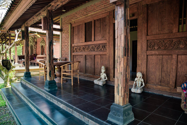 Balijský tradiční dům s terasou a složenou. - Fotografie, Obrázek