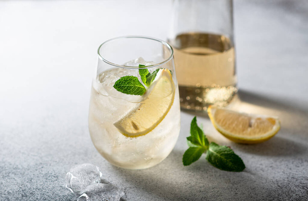 cold lemonade with ice - Фото, зображення