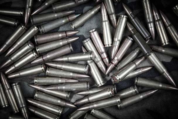Πυρομαχικά, σφαίρες τουφέκι, πυροβολικό, όπλα για πόλεμο, άμυνα και επίθεση - Φωτογραφία, εικόνα