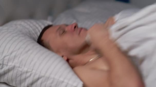 Somnolent homme va au lit couvert d'une couverture s'endort
 - Séquence, vidéo