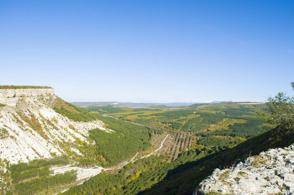Panoramablick auf Berge und Tal mit grünem Wald. Schöne Berglandschaft. - Foto, Bild