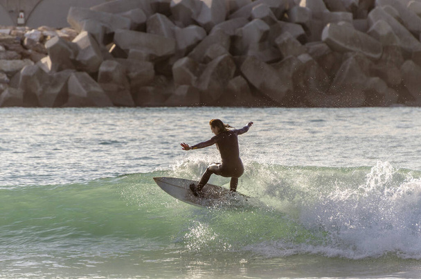 Surfer op de golven van de zee - Foto, afbeelding
