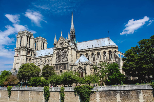 Kathedrale Notre Dame vor blauem Himmel mit Wolken. - Foto, Bild