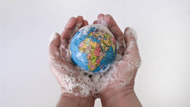 Die Welt beim Händewaschen-Waschen der Welt - covid 19 concept - Foto, Bild