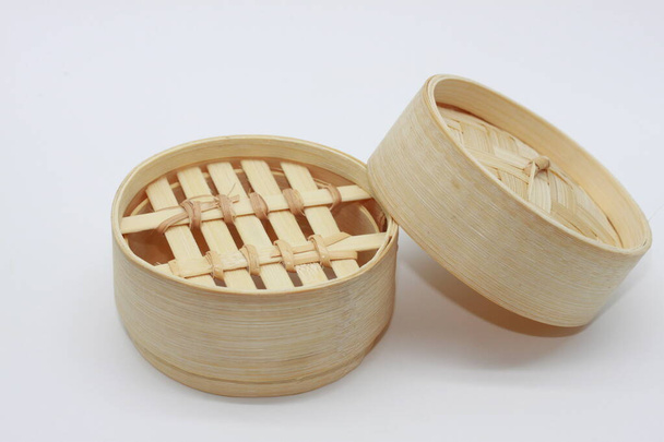 бамбукова коробка для їжі на білому тлі
 - Фото, зображення