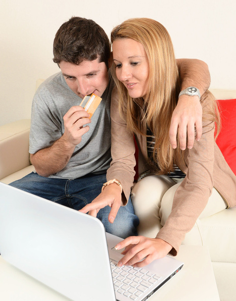 junges Paar kauft im Internet ein - Foto, Bild