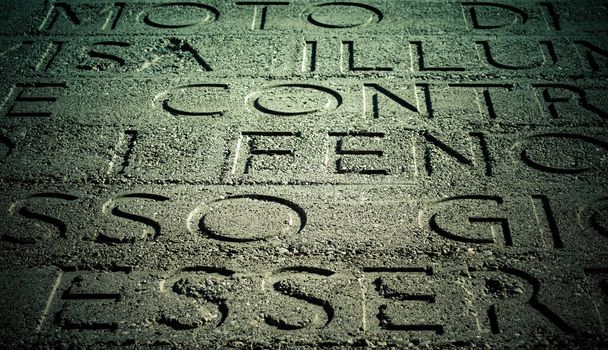 Písmena na hrubém betonovém povrchu v detailu - Fotografie, Obrázek