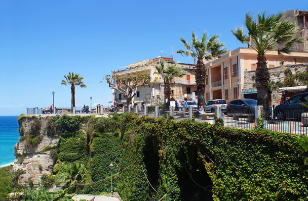 Mei 2016, Calabrië, Tropea, Zonnige dag in Tropea - Tropea uitzicht op de kust - oude gebouwen, Italië reizen - Foto, afbeelding