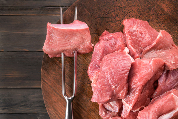 牛肉、フォークの上に新鮮な牛肉のスライス、 - 写真・画像