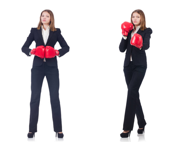 Imprenditrice con guanti da boxe isolati su bianco - Foto, immagini