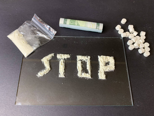 Pillen, Dollarnoten und Kokain auf grauem Hintergrund. Stoppt das Drogenkonzept. Archivbild. - Foto, Bild