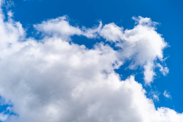 Nuvens brancas no céu azul em tempo ensolarado - Foto, Imagem