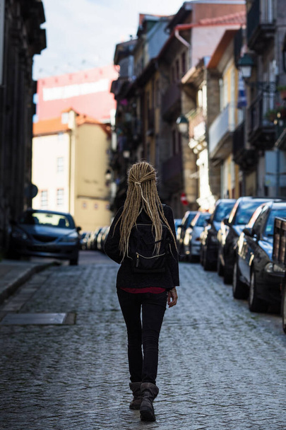 Тревеллер ходить вузькими вулицями бруківки. Порту (Португалія). - Фото, зображення