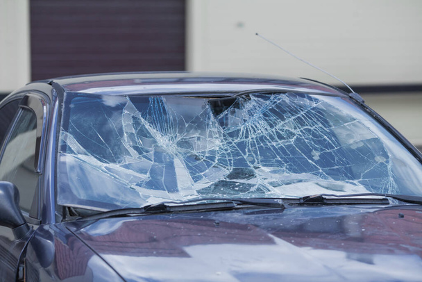 разбитое лобовое стекло, стоящее на улице автомобиля
 - Фото, изображение