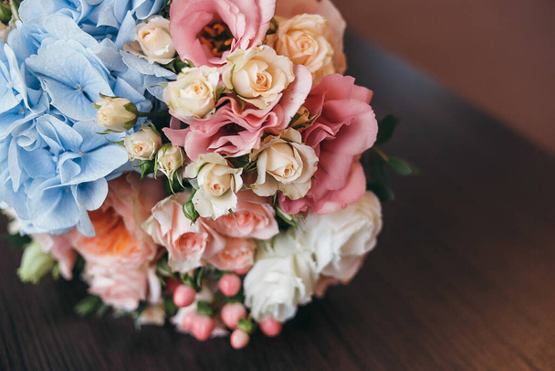 Bir bankta gelin buketi. Yüzüklü güllerden oluşan düğün buketi. - Fotoğraf, Görsel