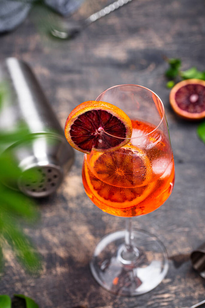 Aperol spritz cocktail con arancia rossa
 - Foto, immagini