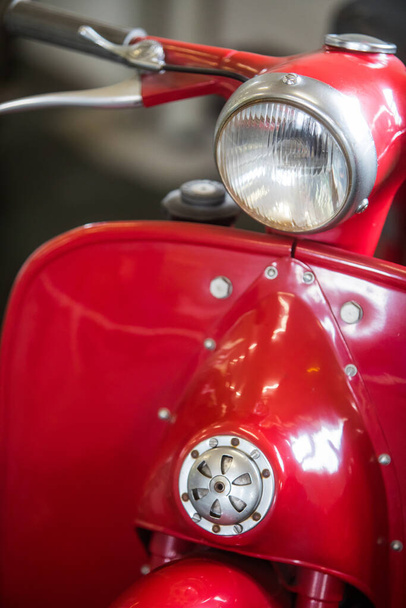 Kleurenafbeelding van een klassieke motorfiets koplamp. - Foto, afbeelding