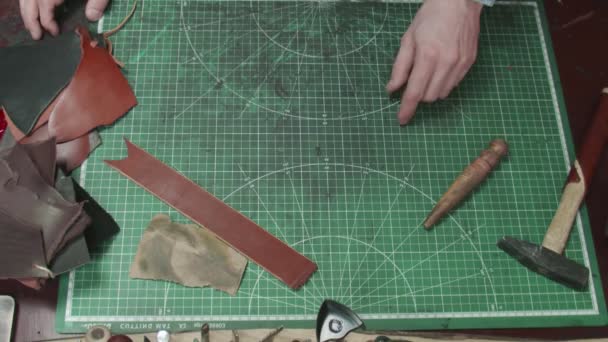 Ansicht der Arbeitsplatte in der Lederwerkstatt mit verschiedenen Werkzeugen - Filmmaterial, Video