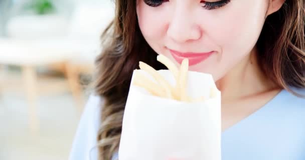 asian woman eat french fries - Záběry, video