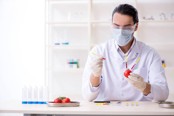 Эксперт по мужскому питанию тестирует продукты питания в лаборатории - Фото, изображение