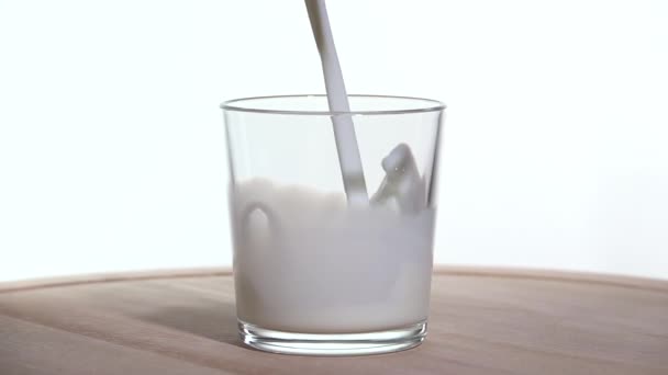 Το γάλα χύνεται σε ένα ποτήρι. Αργή κίνηση 250fps - Πλάνα, βίντεο