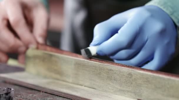 Appliquer le colorant Black Edge sur le cuir. Processus de travail de la ceinture en cuir dans l'atelier de cuir
. - Séquence, vidéo