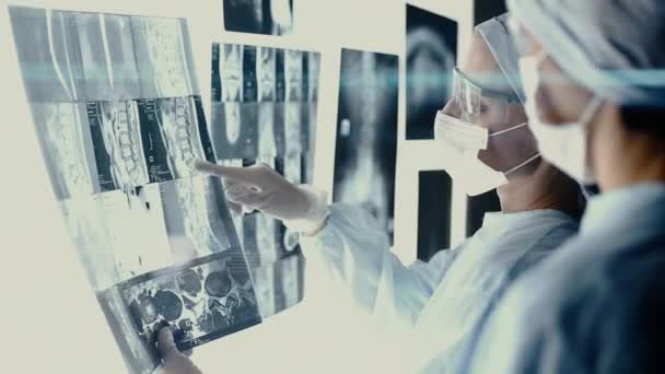 De dokters kijken door de röntgenfoto van de gewrichten. Snapshot van de MRI van de gewrichten - Video