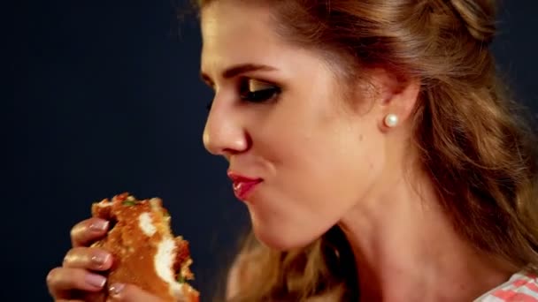 Hamburgert evő lány. Fast Food burger nő flörtölni rágcsálni - Felvétel, videó