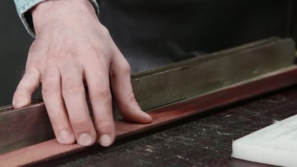 El acercamiento del proceso de la fabricación del cinturón de cuero por el curtidor. Tanner de taller
. - Imágenes, Vídeo
