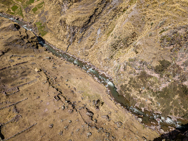 Vista aérea del arroyo montañoso en Andes, Perú
 - Foto, Imagen