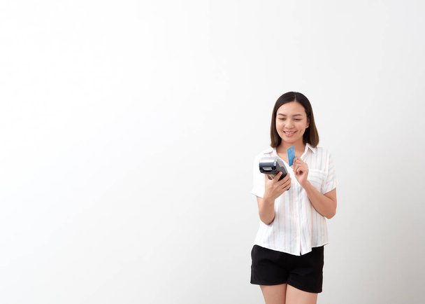 Πορτρέτο της νεαρής Ταϊλανδέζας που κρατά τα μηχανήματα καρτών για να καλέσει online αγορές κατά τη διάρκεια της επιδημίας του ιού για ευκολία και ασφάλεια. - Φωτογραφία, εικόνα