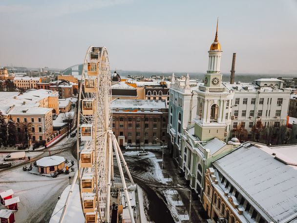Plaza Kontraktova en Podil en Kiev, vista aérea
 - Foto, Imagen