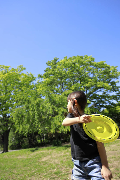 Japońska dziewczyna gra latający dysk (5 lat) - Zdjęcie, obraz