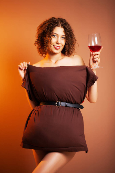Cute kobieta ze szklanką czerwonego wina udział wyzwanie poduszki - Zdjęcie, obraz